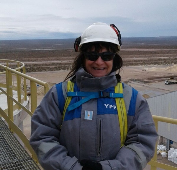 Foto de analia acosta, con casco, en una obra