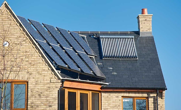 Imagen del techo de una vivienda con panel solar