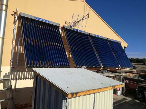 Imagen de un techo con panel solar